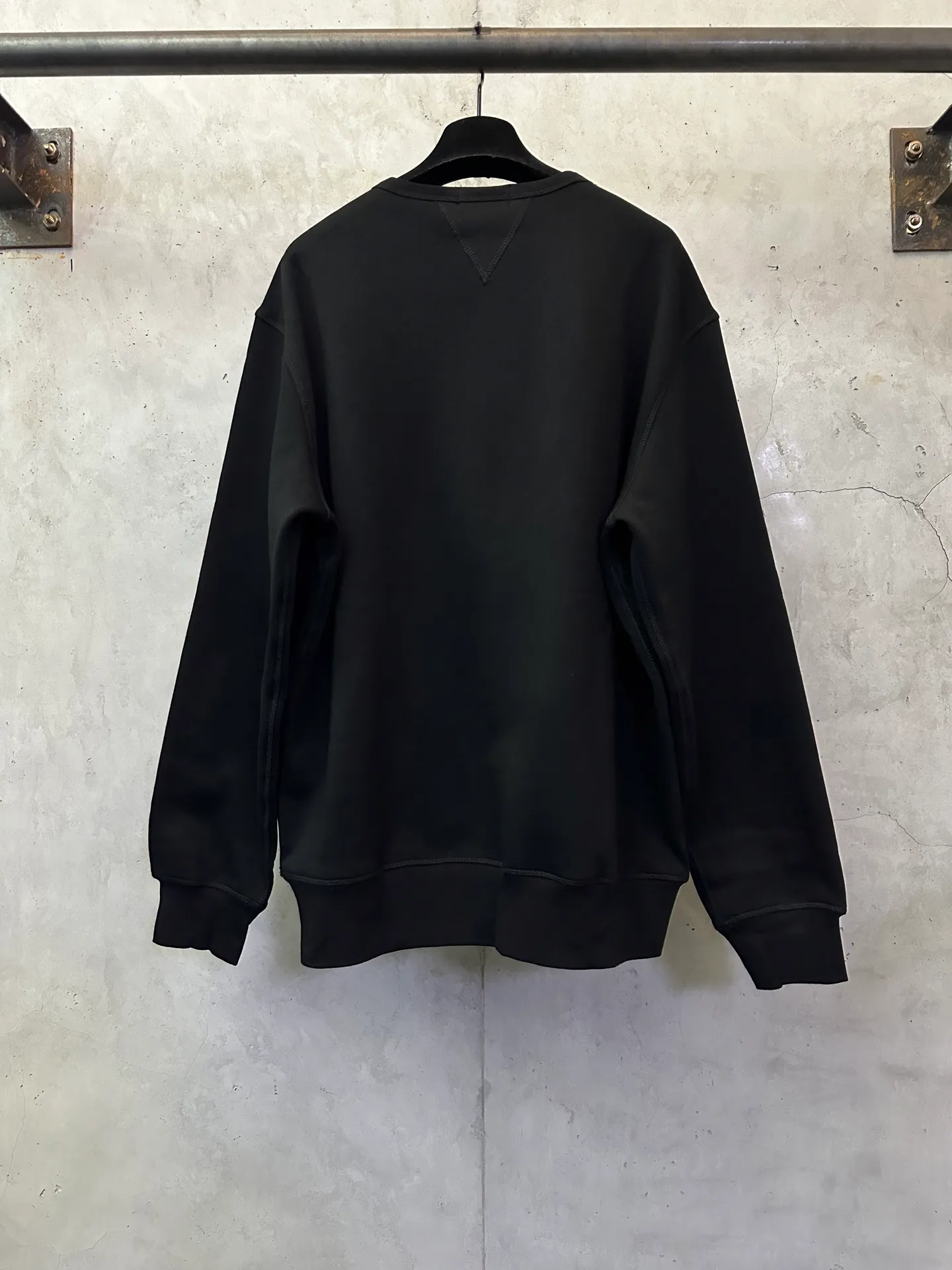 P330 Ralph Lauren logo embroidered sweatshirt. Customized cloud-like honey cotton fleece sweatshirt material. It feels delicate and comfortable against the skin. It is mainly made of deep black and is decorated with exquisite white pony logo. It is highly recognizable. Customized hardware. Thread. Accessories. Matching. Same style for men and women. -Color: Black White Blue Gray -Size: S M L XL